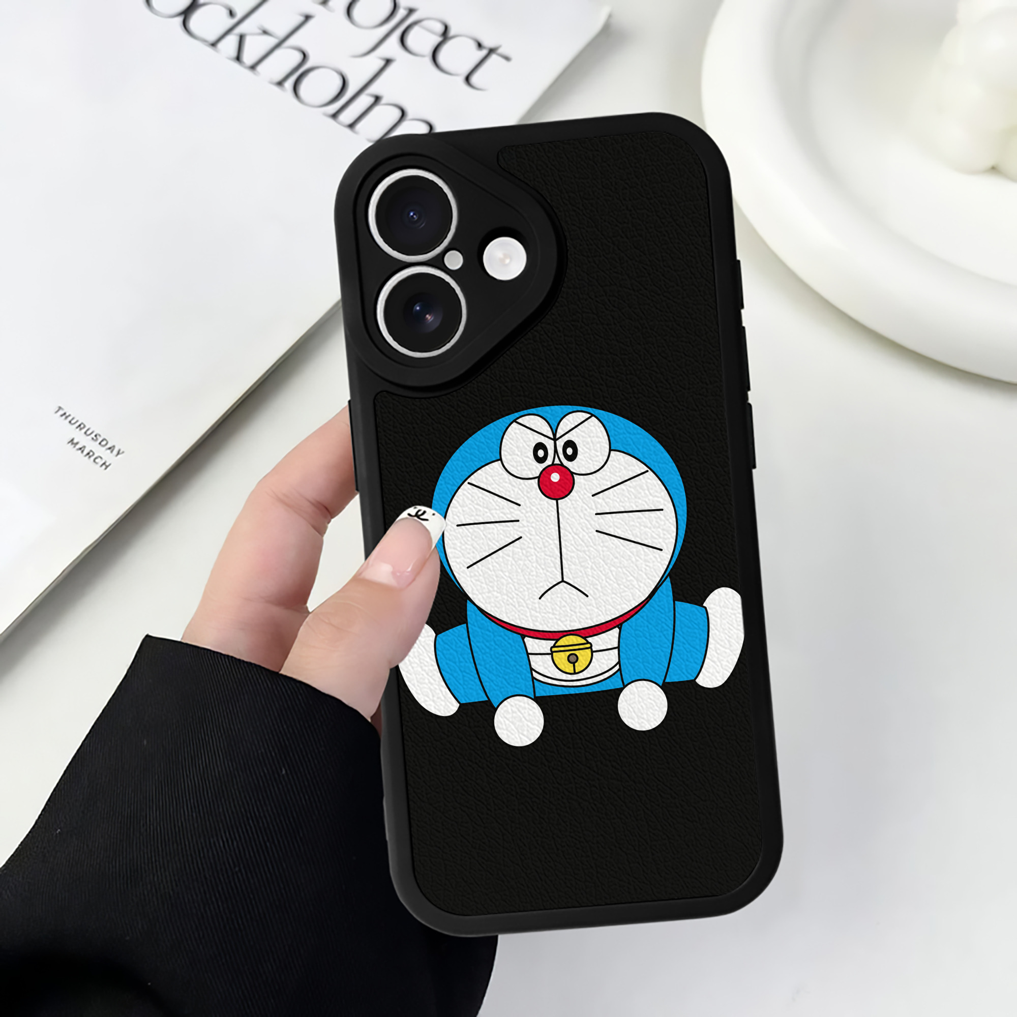 （画像用） ドラえもん Doraemon 【iPhone 16シリーズ対応】シリコンスマホケース（レザー調） 材質：シリコン
